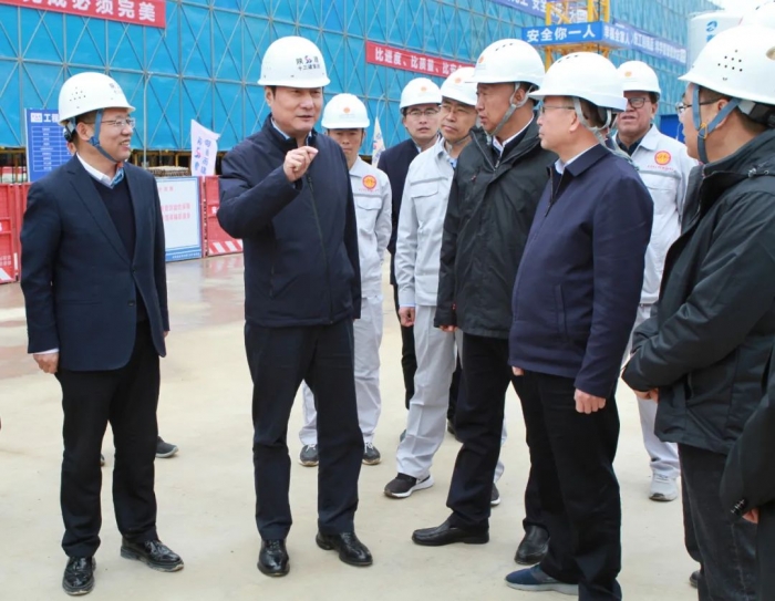 省人大常委會(huì)副主任、省...